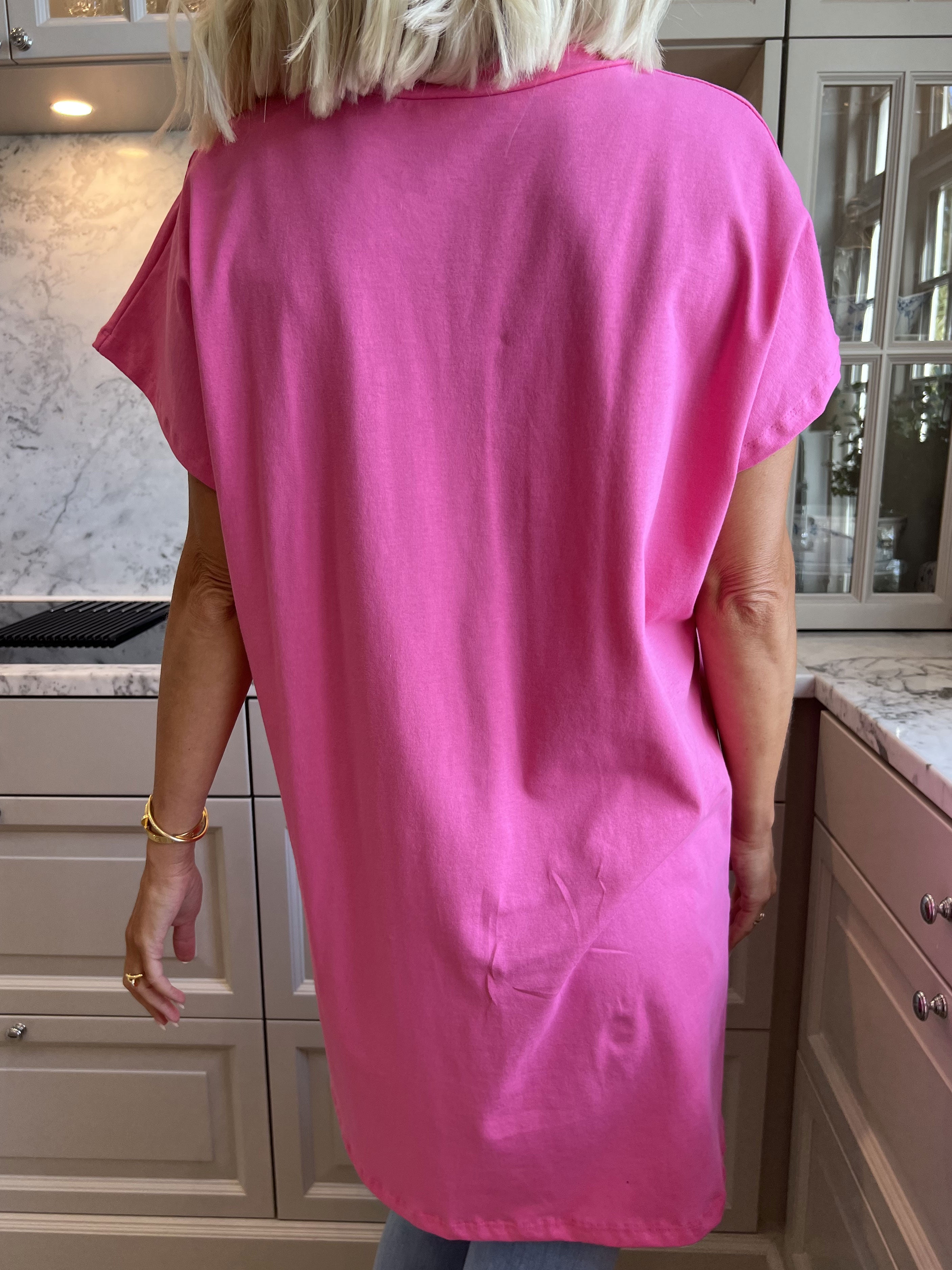 Julia - T-shirt kjole med tekst foran